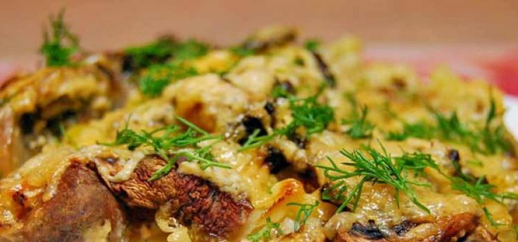 Batatas com cogumelos em um fogão lento Batatas cozidas com cogumelos para uma dieta